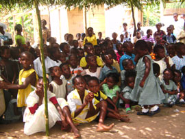 Barbara Mayr und Alexandra Gundolf bei einer Zeremonie in Ghana
