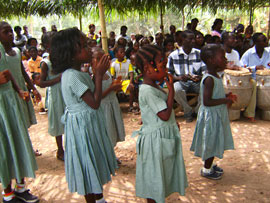 Barbara Mayr und Alexandra Gundolf bei einer Zeremonie in Ghana