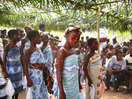 Barbara Mayr und Alexandra Gundolf bei einer Zeremonie in Ghana