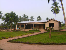 Barbara Mayr und Alexandra Gundolf bei einer Zeremonie in Ghana