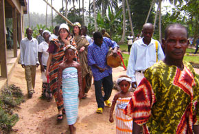 Barbara Mayr und Alexandra Gundolf bei einer Zeremonie in Ghana